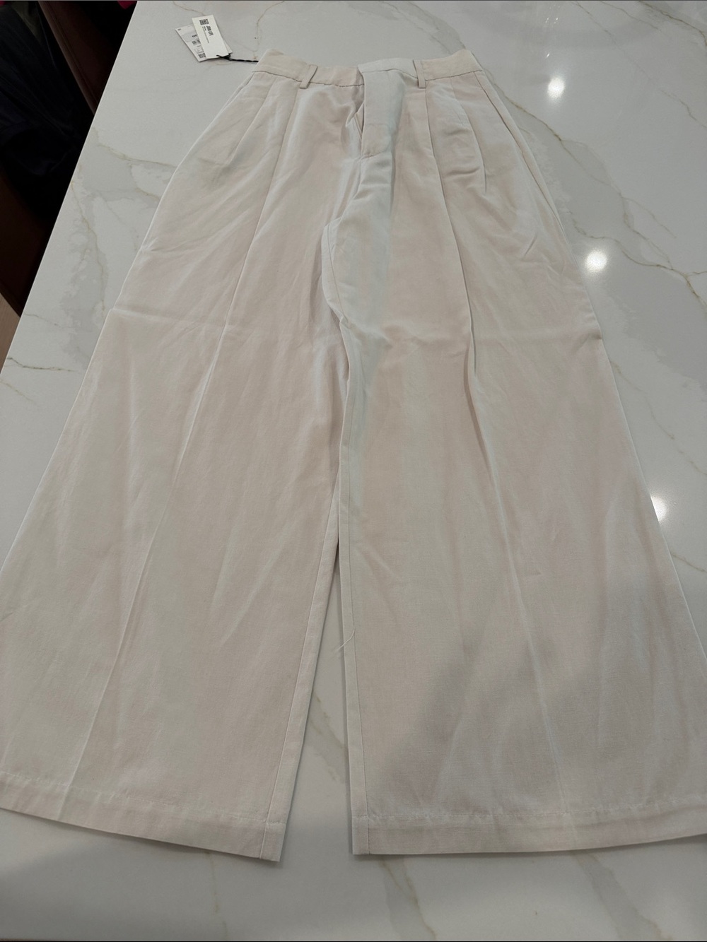 NEW with tag Zara Light Beige Pleated Trousers
Size S